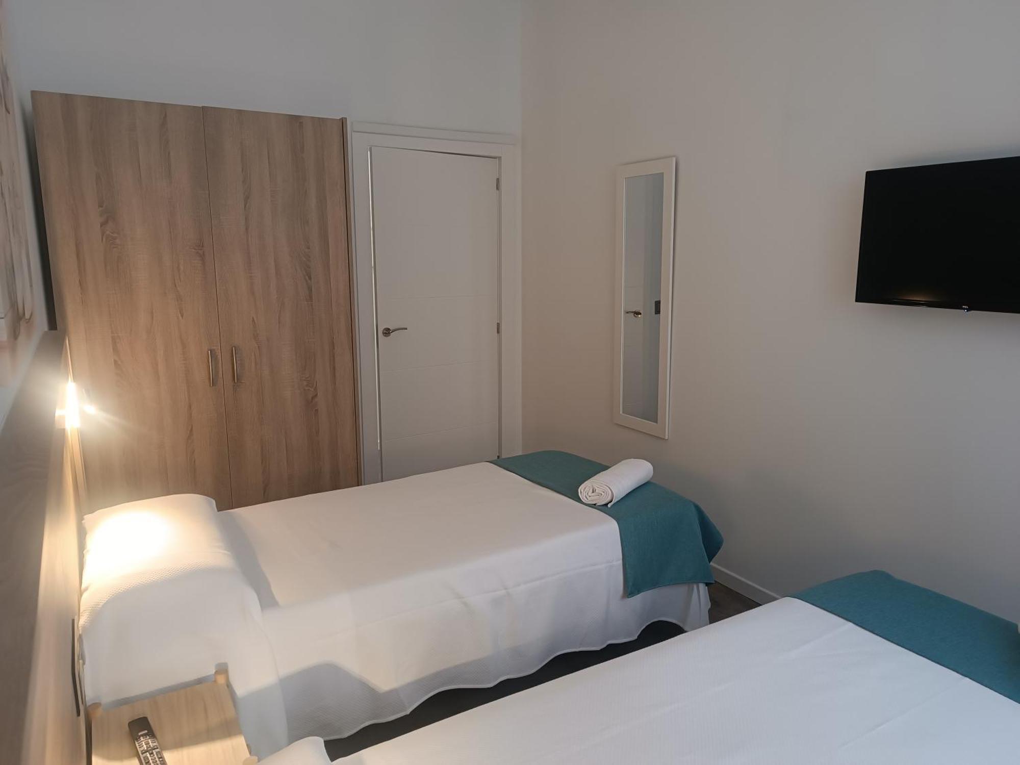 Apartamentosturisticos Puerta Del Alcazar 0-1 *