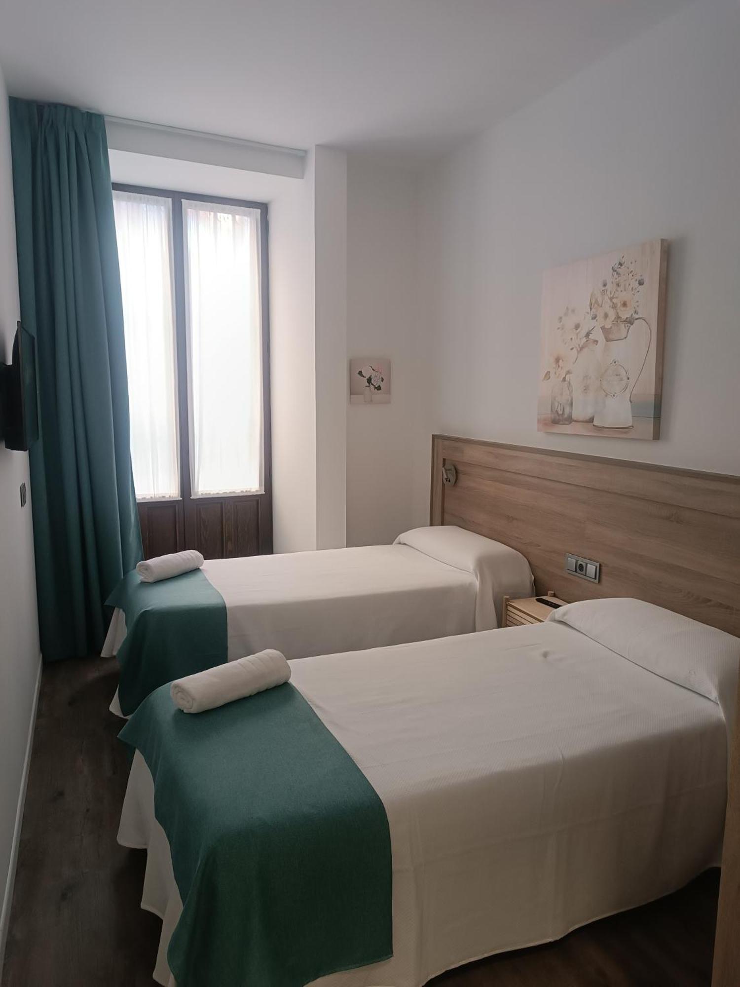 Apartamentosturisticos Puerta Del Alcazar 0-1 *